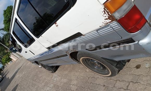 Nunua Ilio tumika Toyota Hiace Nyingine Gari ndani ya Maputo nchini Maputo Nunua Ilio tumika Toyota Hiace Nyingine Gari ndani ya Maputo nchini Maputo