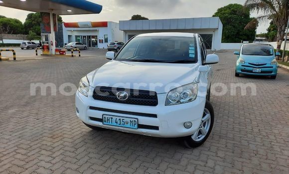 Nunua Ilio tumika Toyota RAV4 Nyeupe Gari ndani ya Maputo nchini Maputo