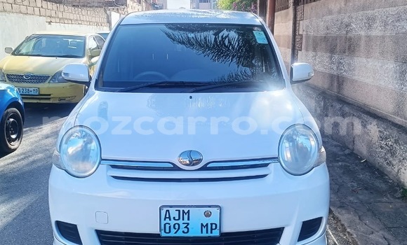 Comprar Usado Toyota Sienta Branco Carro em Maputo em Maputo
