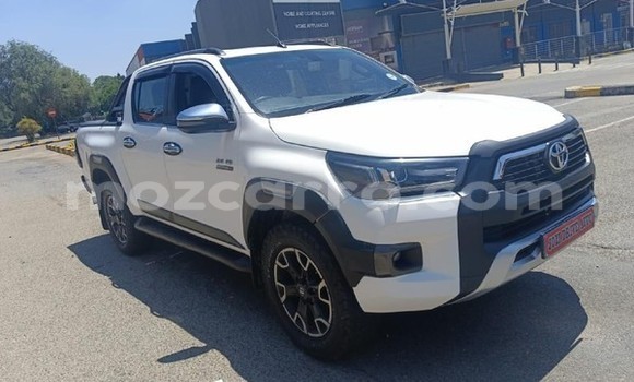 Tenga Tsaru Toyota Hilux Chena Mota in Maputo in Maputo