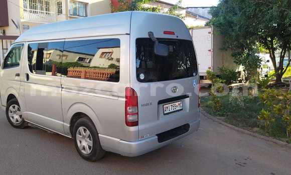 Tenga Tsaru Toyota Hiace Zvimwe Mota in Beautiful vista in Maputo Tenga Tsaru Toyota Hiace Zvimwe Mota in Beautiful vista in Maputo