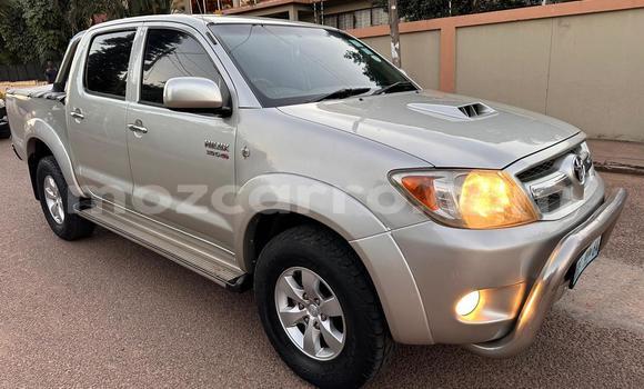 Tenga Tsaru Toyota Hilux Beige Mota in Maputo in Maputo