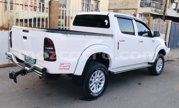 Comprar Usado Toyota Hilux Branco Carro em Maputo em Maputo