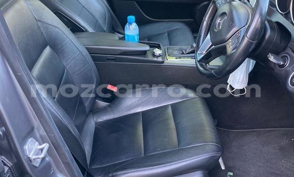 Nunua Ilio tumika Mercedes-Benz C-Classe Kijani Gari ndani ya Maputo nchini Maputo Nunua Ilio tumika Mercedes-Benz C-Classe Kijani Gari ndani ya Maputo nchini Maputo