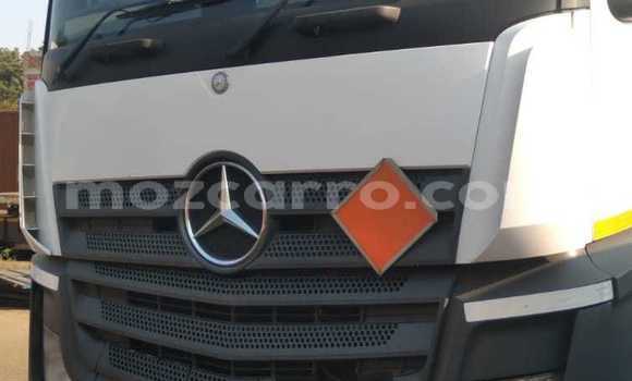 Comprar Usado Mercedes‒Benz Truck Branco Caminhão em Maputo em Maputo