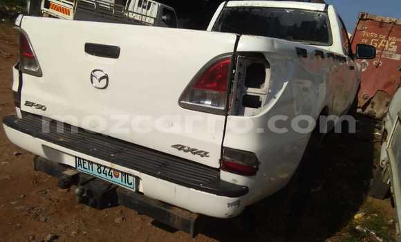 Comprar Usado Mazda BT-50 Branco Carro em Maputo em Maputo Comprar Usado Mazda BT-50 Branco Carro em Maputo em Maputo