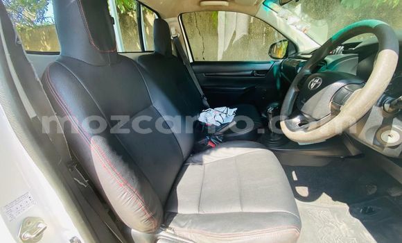 Nunua Ilio tumika Toyota Hilux Nyeupe Gari ndani ya Maputo nchini Maputo Nunua Ilio tumika Toyota Hilux Nyeupe Gari ndani ya Maputo nchini Maputo