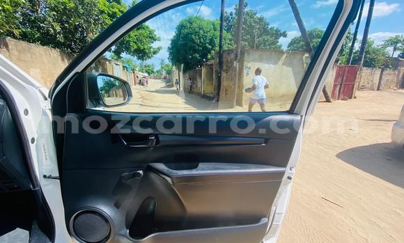 Nunua Ilio tumika Toyota Hilux Nyeupe Gari ndani ya Maputo nchini Maputo Nunua Ilio tumika Toyota Hilux Nyeupe Gari ndani ya Maputo nchini Maputo