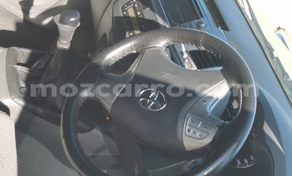 Nunua Ilio tumika Toyota Hilux Nyeupe Gari ndani ya Maputo nchini Maputo Nunua Ilio tumika Toyota Hilux Nyeupe Gari ndani ya Maputo nchini Maputo