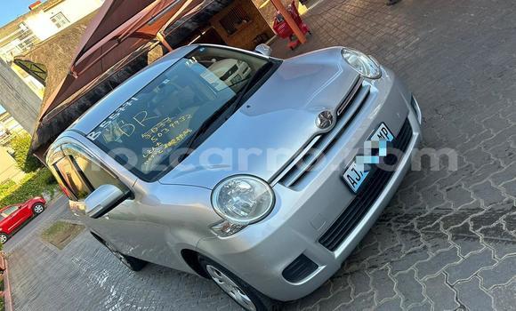 Comprar Usado Toyota Sienta Prata Carro em Maputo em Maputo