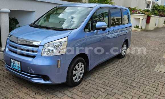 Comprar Novo Toyota Noah Azul Carro em Maputo em Maputo Comprar Novo Toyota Noah Azul Carro em Maputo em Maputo