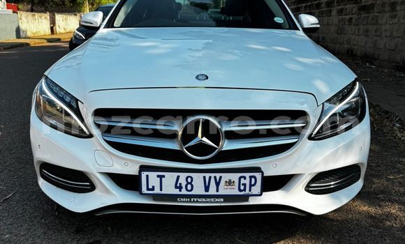 Nunua Ilio tumika Mercedes-Benz C180 coupe Nyeupe Gari ndani ya Maputo nchini Maputo