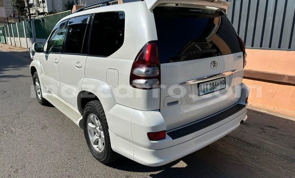 Nunua Ilio tumika Toyota Land Cruiser Prado Nyeupe Gari ndani ya Maputo nchini Maputo Nunua Ilio tumika Toyota Land Cruiser Prado Nyeupe Gari ndani ya Maputo nchini Maputo