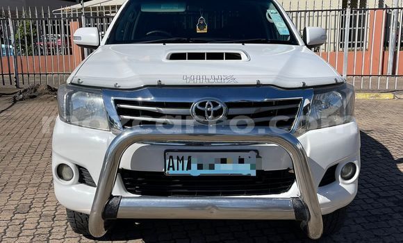 Nunua Ilio tumika Toyota Hilux Nyeupe Gari ndani ya Maputo nchini Maputo