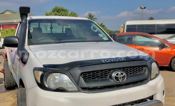 Nunua Mpya Toyota Hilux Nyeupe Gari ndani ya Maputo nchini Maputo