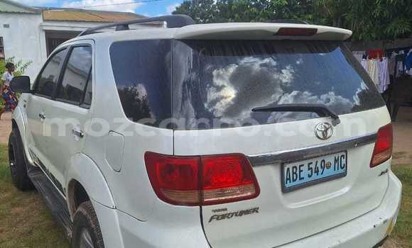 Comprar Usado Toyota Fortuner Branco Carro em Maputo em Maputo