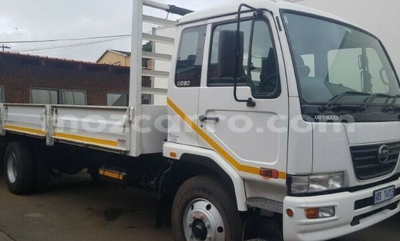 Comprar Usado Nissan UD Branco Caminhão em Beira em Sofala