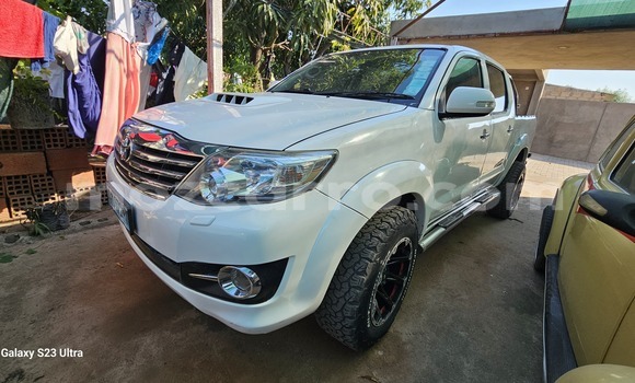 Nunua Ilio tumika Toyota Hilux Nyeupe Gari ndani ya Maputo nchini Maputo