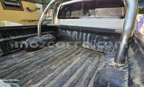 Nunua Ilio tumika Toyota Hilux Nyeupe Gari ndani ya Maputo nchini Maputo Nunua Ilio tumika Toyota Hilux Nyeupe Gari ndani ya Maputo nchini Maputo