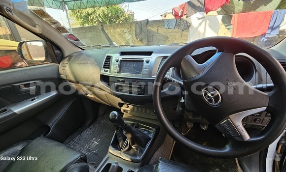 Nunua Ilio tumika Toyota Hilux Nyeupe Gari ndani ya Maputo nchini Maputo Nunua Ilio tumika Toyota Hilux Nyeupe Gari ndani ya Maputo nchini Maputo