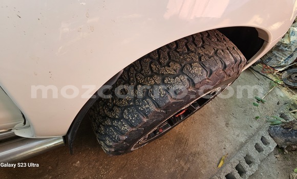Nunua Ilio tumika Toyota Hilux Nyeupe Gari ndani ya Maputo nchini Maputo Nunua Ilio tumika Toyota Hilux Nyeupe Gari ndani ya Maputo nchini Maputo
