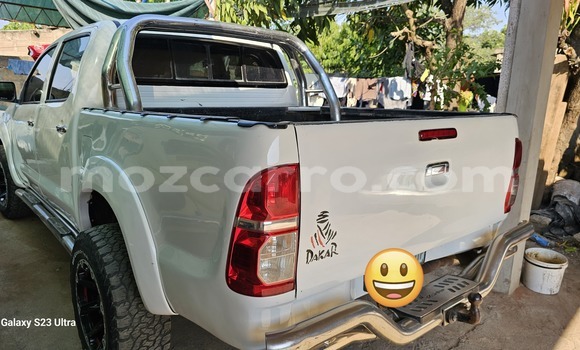 Nunua Ilio tumika Toyota Hilux Nyeupe Gari ndani ya Maputo nchini Maputo Nunua Ilio tumika Toyota Hilux Nyeupe Gari ndani ya Maputo nchini Maputo
