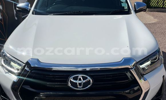 Comprar Usado Toyota Hiluxe Revo Branco Carro em Maputo em Maputo