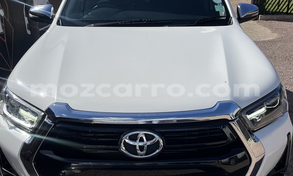 Nunua Ilio tumika Toyota Hiluxe Revo Nyeupe Gari ndani ya Maputo nchini Maputo
