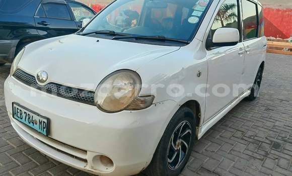 Buy Used Toyota Sienta White Car in Maputo in Maputo