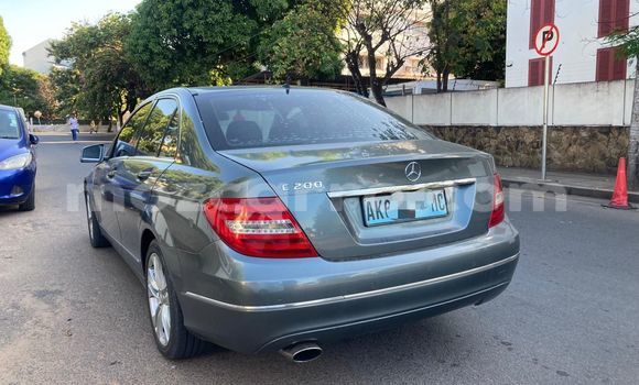Comprar Usado Mercedes-Benz C-Classe Verde Carro em Maputo em Maputo Comprar Usado Mercedes-Benz C-Classe Verde Carro em Maputo em Maputo