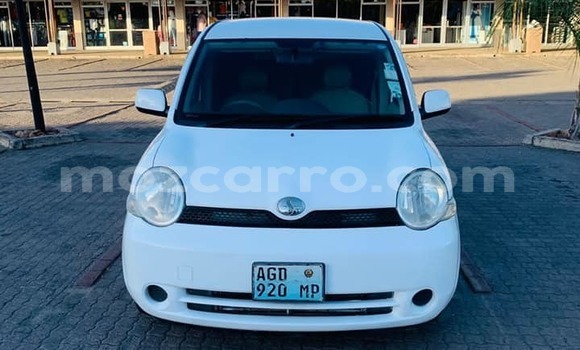 Comprar Usado Toyota Sienta Branco Carro em Beira em Sofala