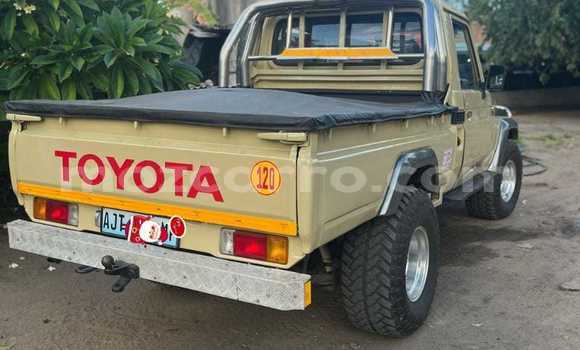 Nunua Ilio tumika Toyota Land Cruiser Brown Gari ndani ya Maputo nchini Maputo Nunua Ilio tumika Toyota Land Cruiser Brown Gari ndani ya Maputo nchini Maputo
