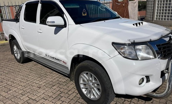 Nunua Ilio tumika Toyota Hilux Nyeupe Gari ndani ya Beira nchini Sofala