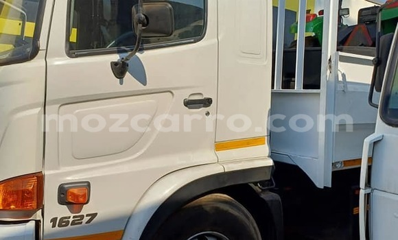 Comprar Usado Hino 300 Series Branco Caminhão em Beira em Sofala