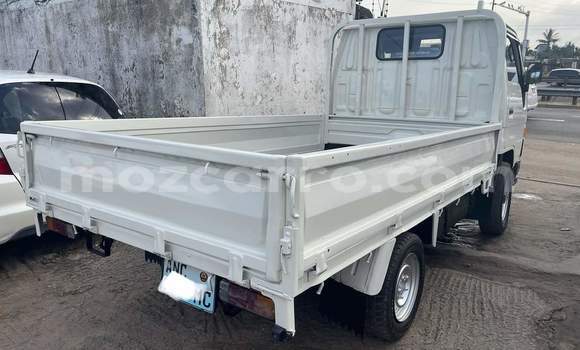 Nunua Ilio tumika Toyota Hiace Nyeupe Gari ndani ya Maputo nchini Maputo Nunua Ilio tumika Toyota Hiace Nyeupe Gari ndani ya Maputo nchini Maputo