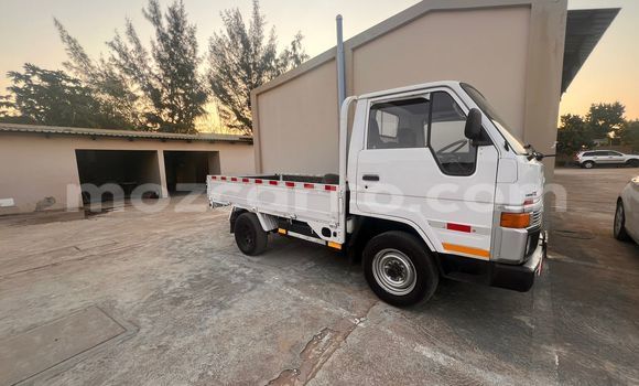 Nunua Ilio tumika Toyota Hiace Nyeupe Gari ndani ya Maputo nchini Maputo Nunua Ilio tumika Toyota Hiace Nyeupe Gari ndani ya Maputo nchini Maputo