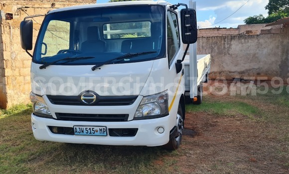 Buy Used Hino 300 Series White Truck in Maputo in Maputo Buy Used Hino 300 Series White Truck in Maputo in Maputo