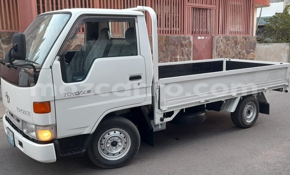 Comprar Usado Toyota Hiace Branco Carro em Moçambique em Nampula Comprar Usado Toyota Hiace Branco Carro em Moçambique em Nampula