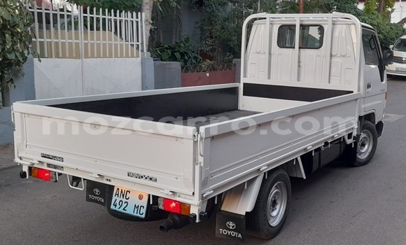 Comprar Usado Toyota Hiace Branco Carro em Moçambique em Nampula Comprar Usado Toyota Hiace Branco Carro em Moçambique em Nampula