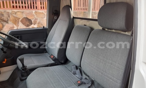 Comprar Usado Toyota Hiace Branco Carro em Moçambique em Nampula Comprar Usado Toyota Hiace Branco Carro em Moçambique em Nampula
