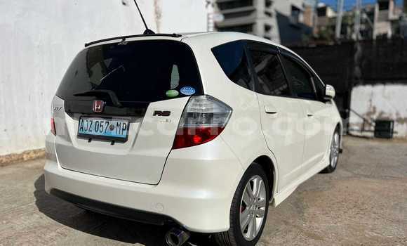 Nunua Ilio tumika Honda Fit Nyeupe Gari ndani ya Maputo nchini Maputo Nunua Ilio tumika Honda Fit Nyeupe Gari ndani ya Maputo nchini Maputo
