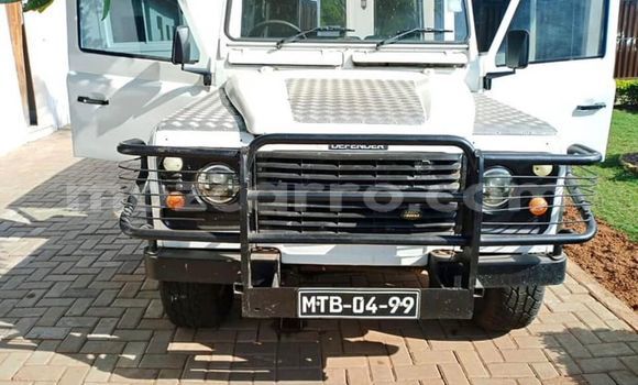 Buy Used Land Rover Defender White Car in Maputo in Maputo