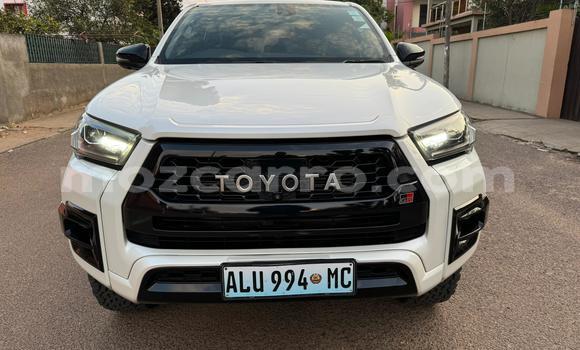 Comprar Usado Toyota Hiluxe Revo Branco Carro em Maputo em Maputo