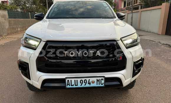 Nunua Mpya Toyota Hiluxe Revo Nyeupe Gari ndani ya Maputo nchini Maputo