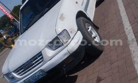 Comprar Usado Isuzu KB Branco Carro em Maputo em Maputo Comprar Usado Isuzu KB Branco Carro em Maputo em Maputo
