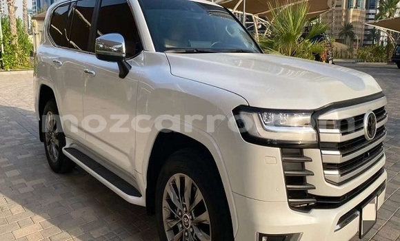 Nunua Ilio tumika Toyota Land Cruiser Nyeupe Gari ndani ya Nzuri vista nchini Maputo