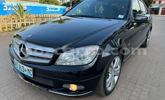 Nunua Ilio tumika Mercedes-Benz C250 coupe Nyeusi Gari ndani ya Maputo nchini Maputo