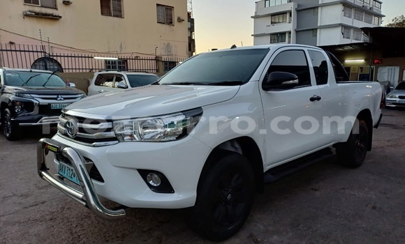 Nunua Ilio tumika Toyota Hiluxe Revo Nyeupe Gari ndani ya Mocambique nchini Nampula
