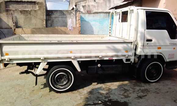 Nunua Ilio tumika Toyota Hiace Nyeupe Gari ndani ya Maputo nchini Maputo Nunua Ilio tumika Toyota Hiace Nyeupe Gari ndani ya Maputo nchini Maputo