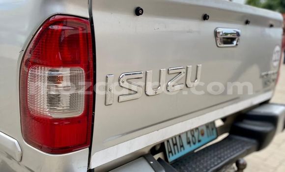 Comprar Usado Isuzu KB Prata Carro em Maputo em Maputo Comprar Usado Isuzu KB Prata Carro em Maputo em Maputo